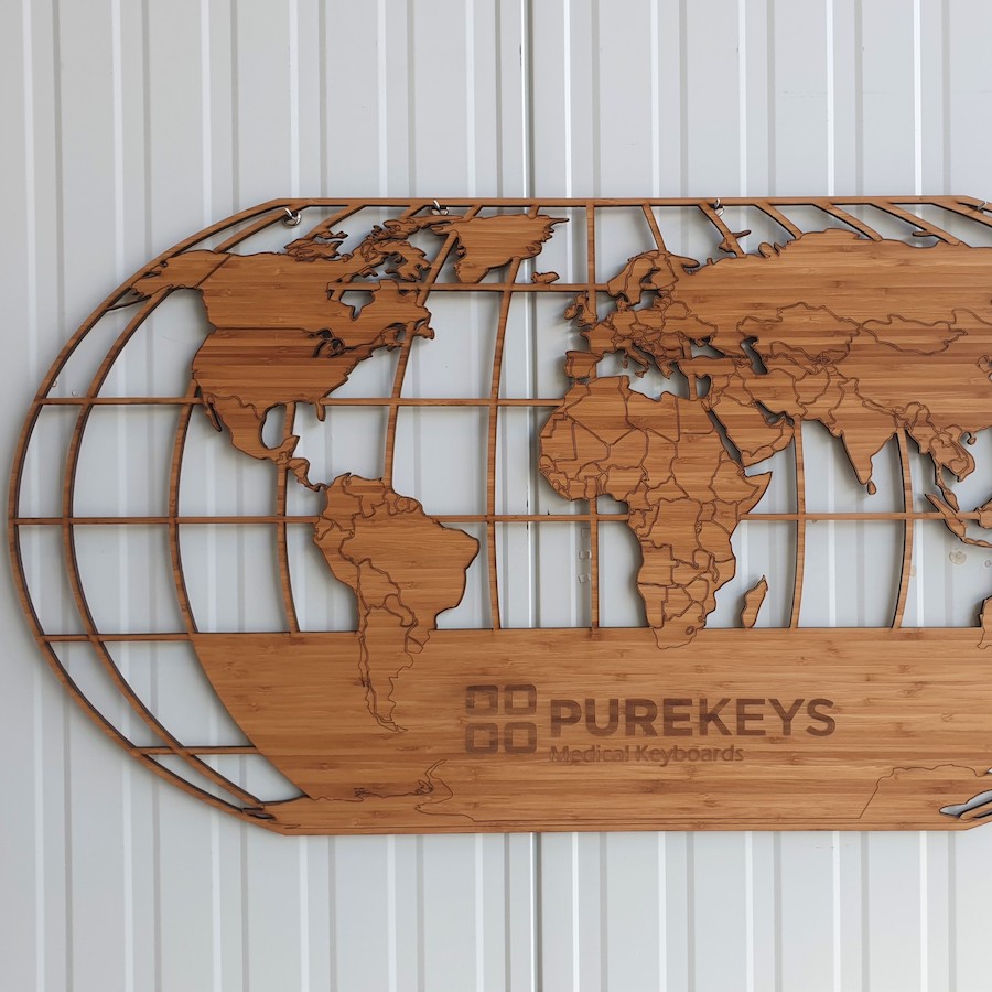 Globe-met-logo2-WoodWideCities-relatiegeschenk-promotioneel-hout-duurzaam1.jpg