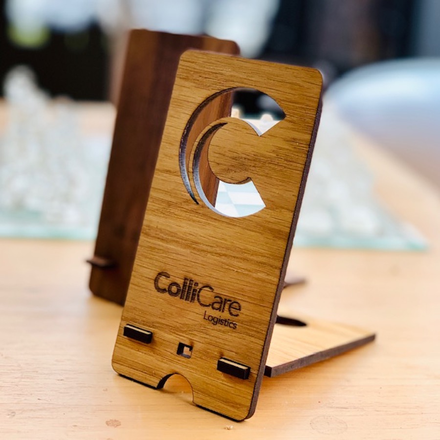 Telefoon-tabletstand-WoodWideCities-relatiegeschenk-promotioneel-hout-duurzaam2