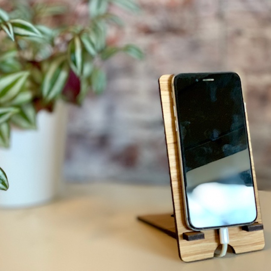 Telefoon-tabletstand-WoodWideCities-relatiegeschenk-promotioneel-hout-duurzaam4