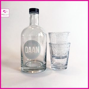 fles daan met glazen