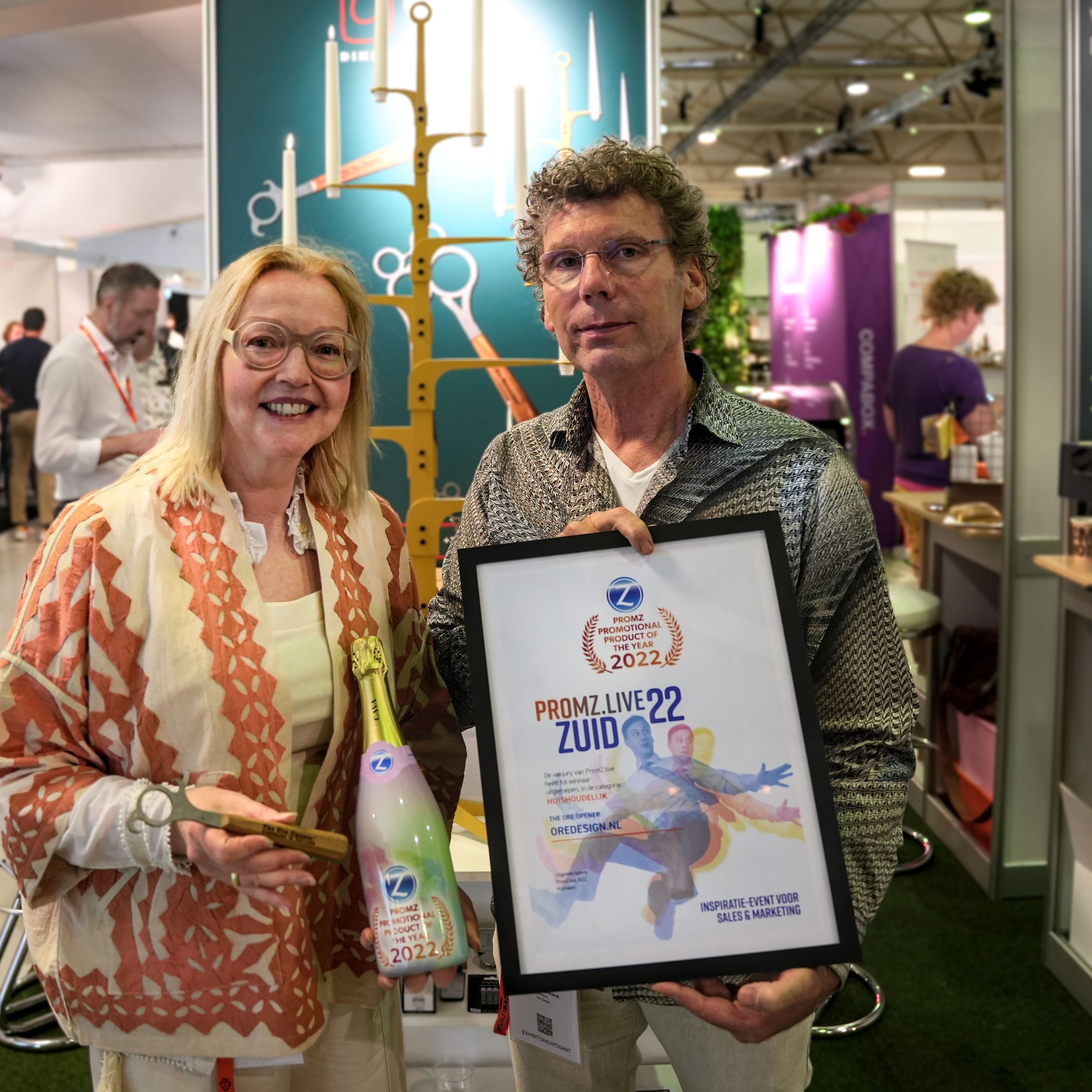 OREDESIGN op PromZ ontvangst Product Of the Year-sq-2022--2 Mannie Klijn Velderman en Frans Kortenhorst poseren met Product Of The Year Award op PromZ.live 2022 Rosmalen.